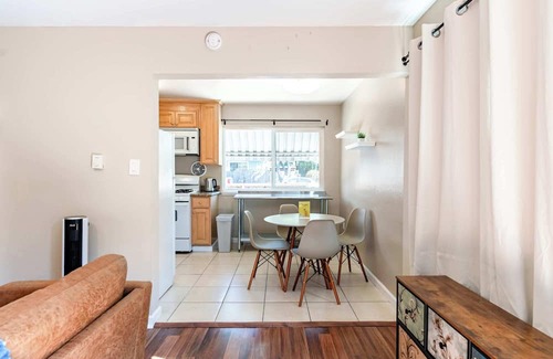 Poets Corner Apartment | New Modern 2BR Berkeley Home – Near UC & Park