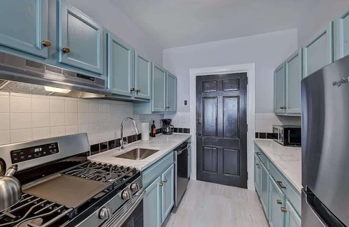 Charlotte Condo | Luxurious 3BR, 2 King Condos | Historic Elizabeth