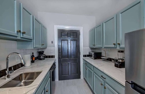 Charlotte Condo | Luxurious 3BR, 2 King Condos | Historic Elizabeth