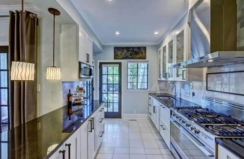 Myers Park Condo | Luxe Myers Park 2BR King Condo | Porch | Private