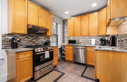 Italian Village House | {NEW} 3 bed/2bath, HOT TUB, Walk 2 Short North, KING bed, Easy Off StreetParking