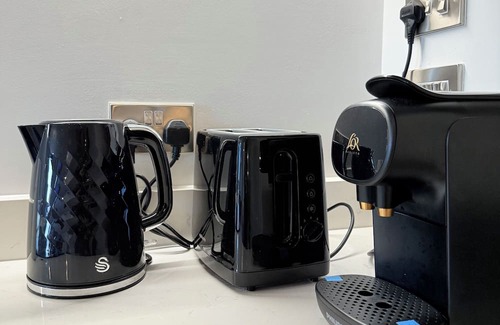 Uxbridge North Apartment | ExclusiveStay Terrace Entertainment Lounge 1-8 Opposite Piccadilly Line