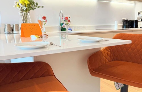 Uxbridge North Apartment | ExclusiveStay Terrace Entertainment Lounge 1-8 Opposite Piccadilly Line