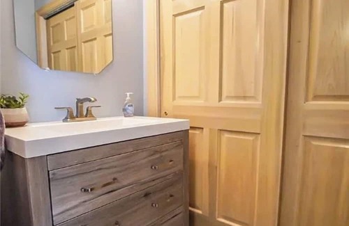 Irving House | 3-bedroom Beach House with AC in Sunset Bay - 2 minutes from the beach!