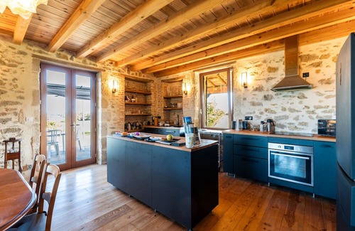 Bazas House | Holiday Home 'Le Basque' with Shared Pool, Private Terrace and Wi-Fi