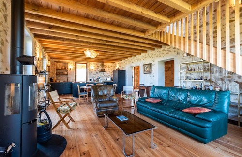 Bazas House | Holiday Home 'Le Basque' with Shared Pool, Private Terrace and Wi-Fi