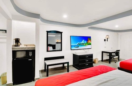 Three Rivers Hotel | Comfort and Convenience! Pet Friendly Stay with Parking & Pool