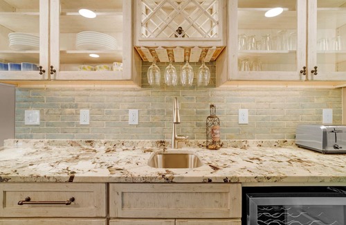 Marshall House | Grape & Vine Cottage · Luxury Main Street Retreat