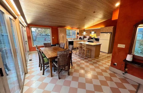 Red Wing House | Malachite Retreat
