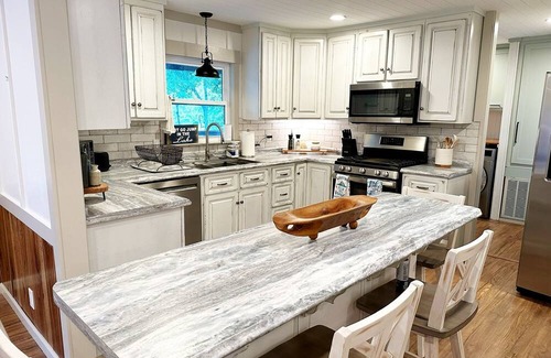 Milledgeville House | Charming Lake Front Home and Pavilion