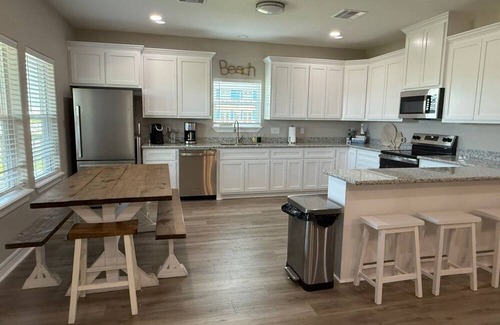 Surfside Beach House | The Blue Heron! Sleeps 12- 1K/2Q/6T