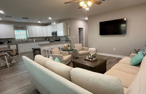 Surfside Beach House | The Blue Heron! Sleeps 12- 1K/2Q/6T