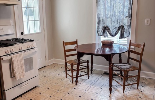 Georgetown Cottage | Cottage In Downtown Georgetown Within Walking Distance Of Shops and Restaurants
