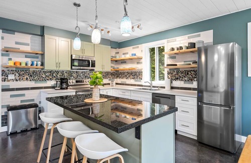Tofino House | NEW-Sea's the Day-N.Chesterman-Hot Tub -OD Shower