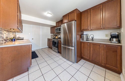 Mount Vernon House | 4-bedroom townhome in Alexandria with Game Room