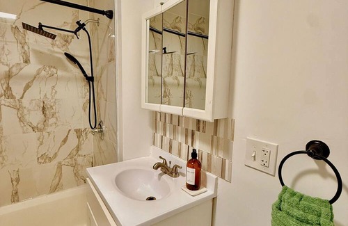 Weequahic Apartment | 3 Bedroom Modern Stay-Close to Newark Airport, NYC & Shopping