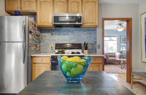 Bottineau House | 1BR Upper Duplex Art District + Retreat + Backyard + Parking
