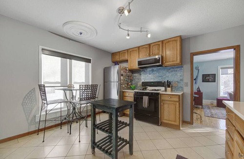 Bottineau House | 1BR Upper Duplex Art District + Retreat + Backyard + Parking