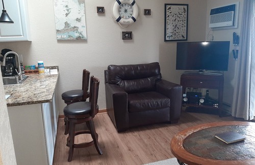 Oak Harbor Condo | C&D REST-A-WHILE Book 2 nights get the 3rd free. 9/1/25 - 3/31/26 stays.