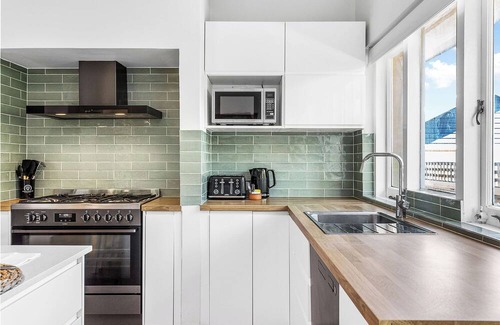 Bassendean House | Family-friendly stay featuring spacious lawn