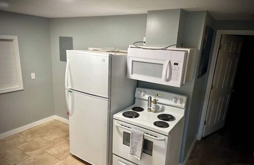 Bay City Apartment | 2Bed, 1Bath - Urban Retreat New!