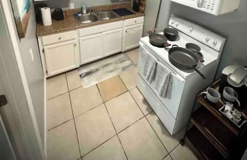 Bay City Apartment | 1BR Retreat: 2 BD Beach & Shops
