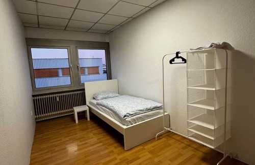 Dreieich Apartment | Dreieich apartment 10 persons - 8 single rooms parking lot truck