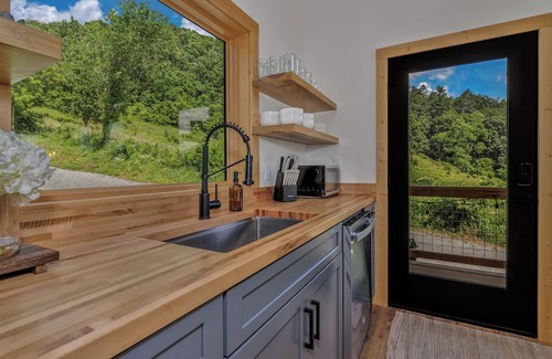 Marshall House | Starlight Hideaway w Hot tub and Fire Pit