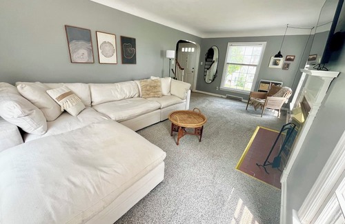 Flint House | Welcoming 3-bedroom house with AC in Flint. Pet and family friendly!