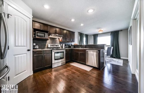 Southeast Edmonton House | 5BD Jungle Oasis - HotTub - BBQ - KingBed - Games - Garage