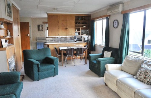 Bouvet Island House | Affordable Retro Bach in beautiful Arrowtown