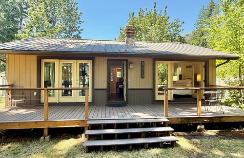 Vida Cabin | Charming cabin with river access & AC in Blue River - perfect for a getaway