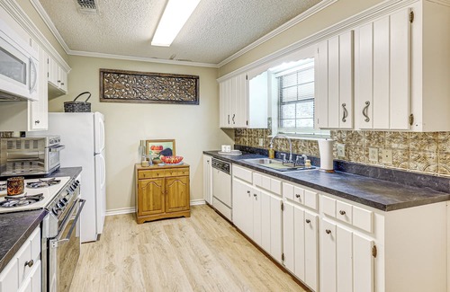 Redlick House | 4 Mi to Hospital: Texarkana Family Home w/Yard!