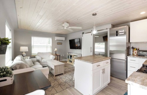 Ridge Wood Heights Cottage | Welcome to our cottages 1 mile from the Gorgeous White Siesta Key Beach