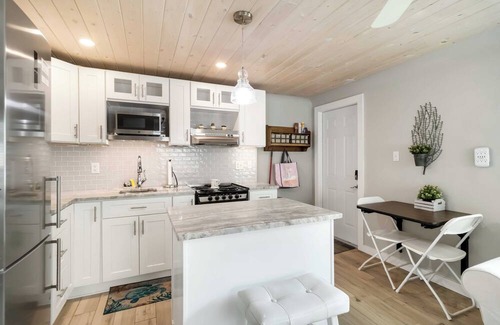 Ridge Wood Heights Cottage | Welcome to our cottages 1 mile from the Gorgeous White Siesta Key Beach