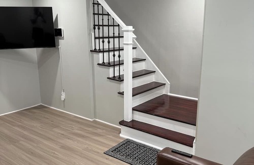 Queens House | Remodeled Fantastic 3-bedroom house with AC/front porch and deck in Queens