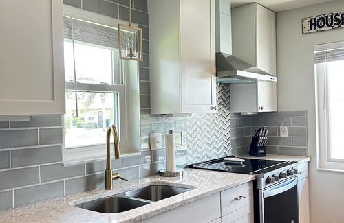 Bayshore Gardens House | Snowbird-Ready 2BR/2BA – 55+ Community 6 Miles to Anna Maria Island Beaches