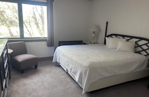 Bay City Hotel | 2 Relaxing Family-Friendly Bay Valley Rooms – Golf, Pool & Scenic Trails