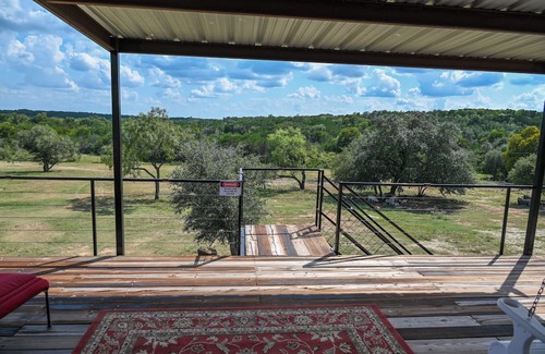 Gatesville Apartment | Charming upstairs barn loft apartment in Gatesville
