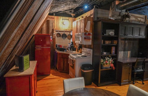 Gatesville Apartment | Charming upstairs barn loft apartment in Gatesville