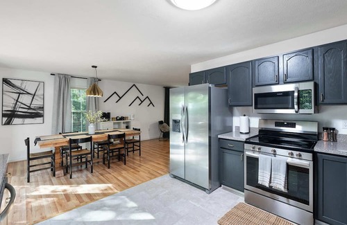 Mount Jackson Ski Chalet | Cozy Retreat w Hot Tub, Firepit & Grill near Bryce