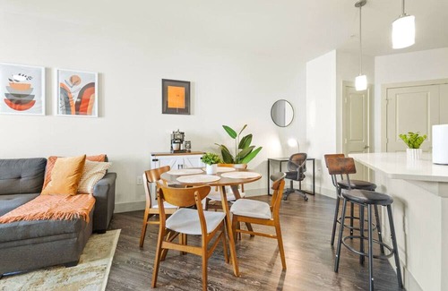 Vickery Meadow Apartment | Café Amor I Suite w/ Resort Amenities by Midtown