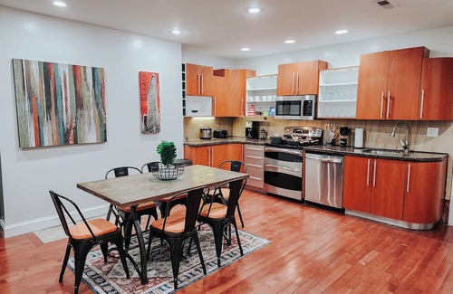 Midtown Village Apartment | Walnut Mega Kingdom/King Bed/85" TV/Arcades