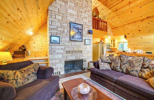 Mount St. Helens Cabin | Explore Mt St Helens: A-Frame Chalet w/Deck!