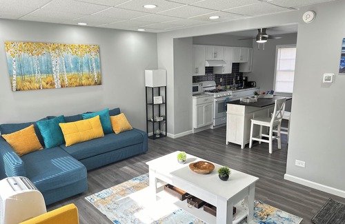 East Hazel Crest Apartment | Peaceful and comfy home away from home in the ‘burbs oasis