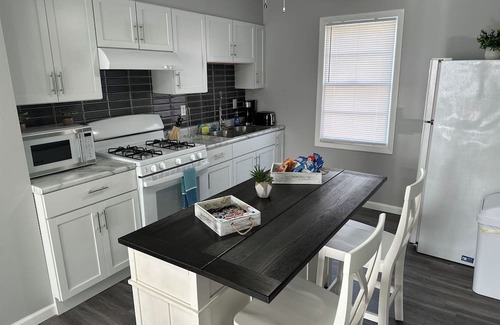 East Hazel Crest Apartment | Peaceful and comfy home away from home in the ‘burbs oasis