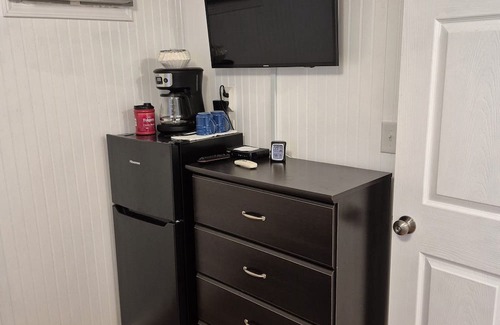 Keslers Cross Lanes Cabin | Cozy 1 bedroom with bunk beds cabin in gorgeous Summersville with AC and heating
