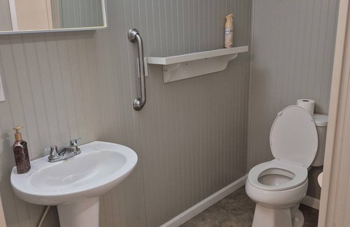Keslers Cross Lanes Cabin | Cozy 1 bedroom with bunk beds cabin in gorgeous Summersville with AC and heating