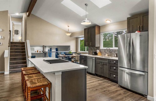 Arvada House | Modern 4BR Family Friendly Retreat W/Hot tub