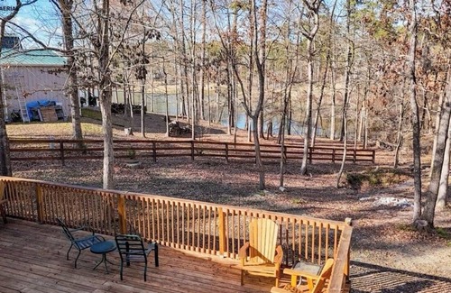 Brookeland House | The lovely 3-bedroom lake house in Brookeland is near all amenities.